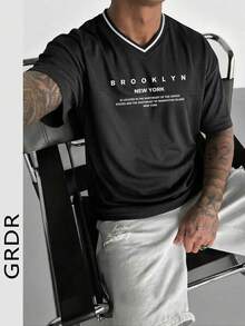 GRDR Camiseta de manga corta con cuello en V, estampado de eslogan en inglés, minimalista, de verano para hombre, cómoda y de moda - Negro - Ver 2