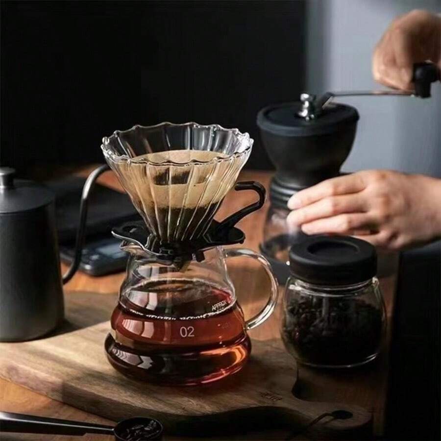 Un juego de cafetera de vidrio, que incluye una cafetera de goteo con embudo y filtro de goteo. Es una olla para compartir con un filtro de café. Un juego de cafetera de goteo manual para el hogar. Hecho de vidrio borosilicato con forma de nube.