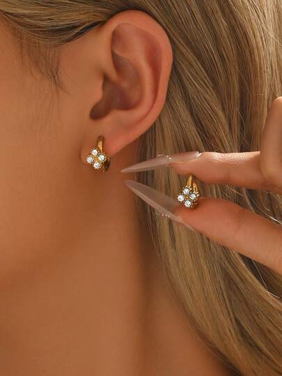 1 par de pendientes de aro con trébol de cuatro hojas de moda, diseño de pétalos con circonita cúbica incrustada de acero inoxidable, accesorio delicado y lindo, adecuado para mujeres y niñas para uso diario o como regalo