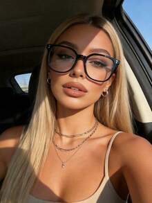 一副经典、永不过时的透明全框黑色塑料几何眼镜——休闲、时尚、百搭。 - A - 查看 1