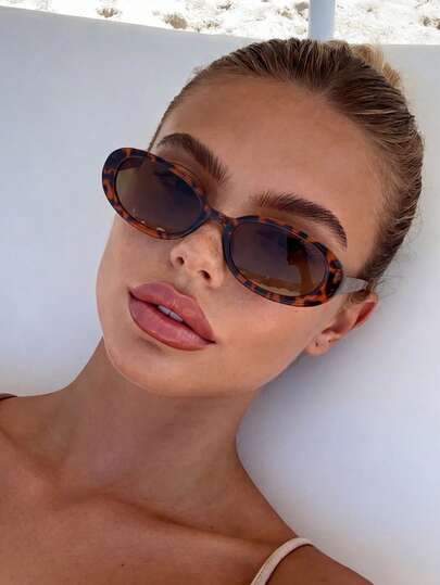 1 Cặp kính gọng oval nhỏ, siêu nhẹ, họa tiết da báo, unisex, phụ kiện đi biển thiết yếu cho nữ, cũng là lựa chọn lý tưởng cho trang phục thường ngày và công sở mùa thu/đông của nữ. Thiết kế tương phản họa tiết da báo tạo nên phong cách nghỉ dưỡng phóng khoáng.