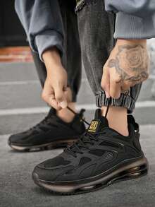 男士科技风街头厚底运动鞋，透气网面系带跑步鞋，黑色和金色点缀，全掌气垫鞋底，提供缓震效果，适合日常休闲穿着。 - 黑色 - 查看 8