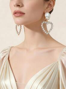 一对时尚百搭的珍珠心形镂空水钻耳环，适合晚宴和日常佩戴 - 白色 - 查看 1