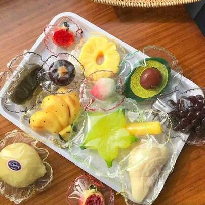 逼真水果玩具套装，透明包装仿真水果组合，网红拍照道具，家居装饰配件，各种款式和尺寸的水果摆件，适合各种节日礼物，办公减压玩具。