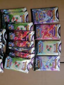 Hasbro Bộ bài Pokemon Trading Card Game 360 lá/hộp, 10 lá/gói, dòng Sword & Shield, gói mở rộng Brilliant Stars, bộ sưu tập bài, bài hiếm, đấu bài, trò chơi trên bàn, quà tặng ngày lễ, quà tặng tiệc tùng, quà Giáng sinh, quà cho trẻ em - Nhiều màu - Xem 2