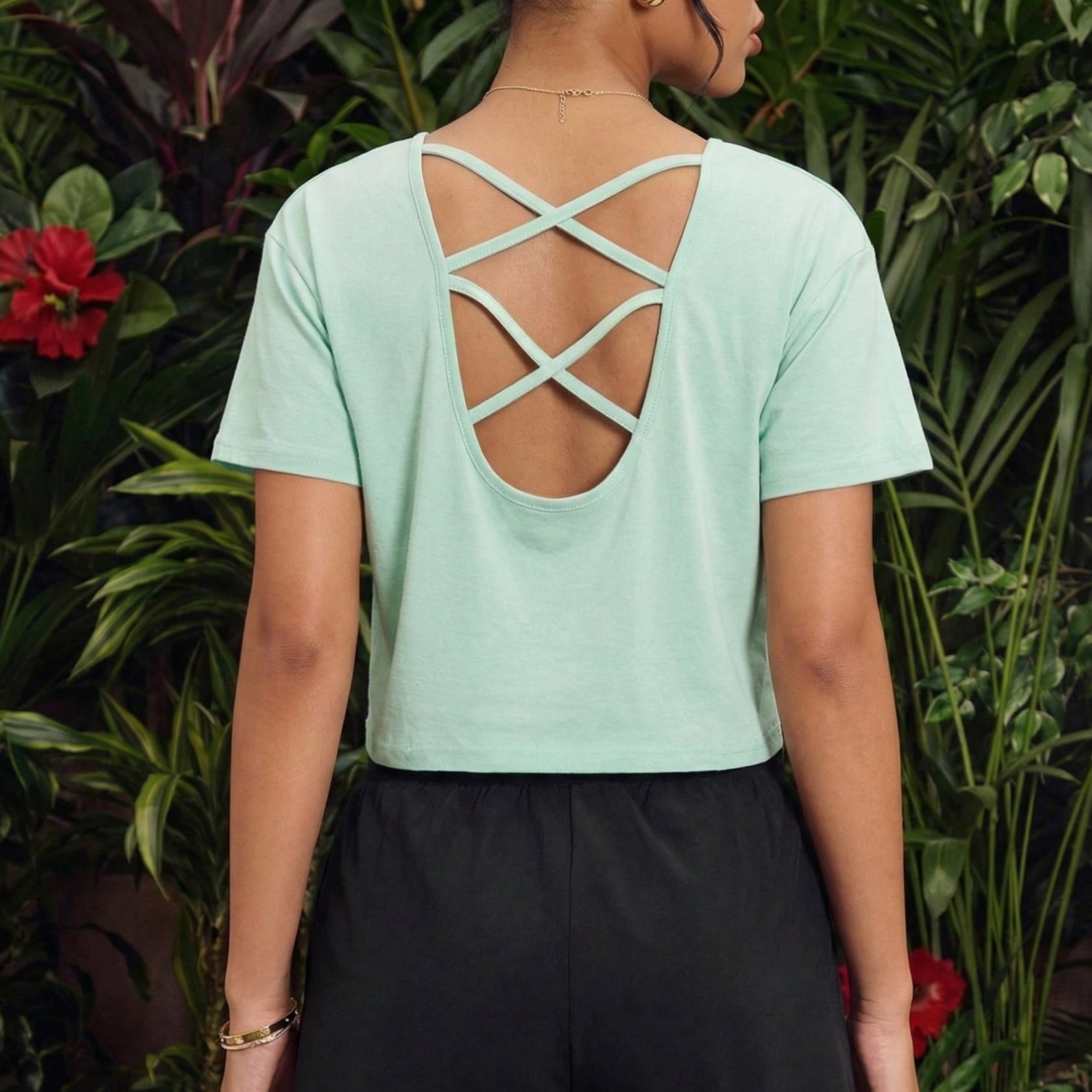 Pieza Camiseta corta holgada de mujer con diseño de espalda cruzada, adecuada para gimnasio, correr, actividades al aire libre, uso casual, primavera