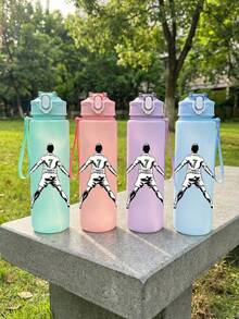 这款足球主题塑料水瓶，总容量750毫升/25盎司，采用耐用的PC材质制成，配有防漏弹出式瓶盖和挂绳。独特的足球主题印花设计，使其成为比赛日、车载水瓶、办公桌面的理想之选，也是情人节和生日的完美礼物。 - 查看 4