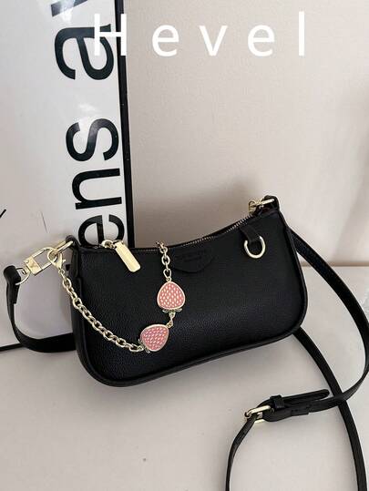 新款时尚经典小丑纯色PU防水面料单肩法棍包，草莓金属链条装饰腋下包，优雅手提包，商务通勤包，适合旅行、购物、派对、节日庆典，黑色包包，节日配饰