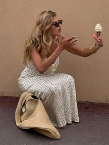 女士优雅波点吊带长裙，白色底黑色圆点，3D玫瑰花装饰，露背设计，飘逸长裙，适合度假和早午餐等夏季穿着。 - 白色 - 查看 3