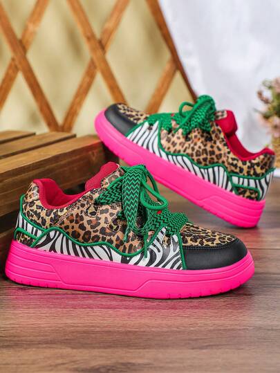 个性化欧美风格，豹纹和斑马纹印花，绿色宽平鞋带设计，男士滑板鞋，软底，舒适百搭，适合日常穿着、通勤、旅行和节日送礼。