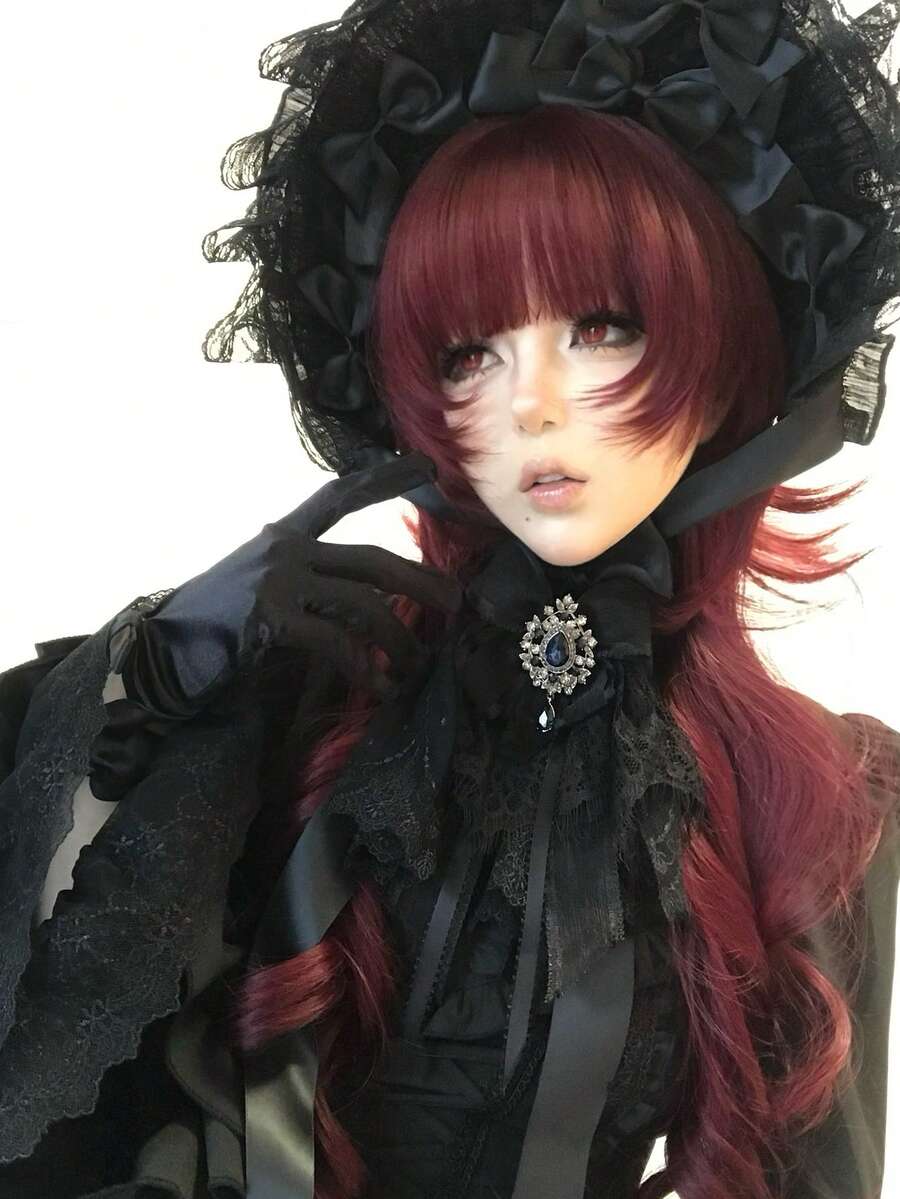 alicegarden Peluca sintética de 28 pulgadas de largo con un aspecto de cabello rizado natural en un impresionante rojo vino. Diseñada con flequillo, está hecha de fibra resistente al calor para garantizar su durabilidad. Esta pieza de cabello postizo es perfecta para el uso diario, fiestas, juegos de roles y reuniones, ofreciendo una apariencia natural y realista que lo imita. También es un regalo para mujeres. (Excluyendo accesorios) - Burdeos - Ver 1