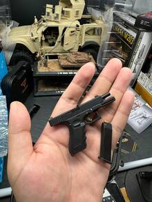 KNL HOBBY Pistol Model G Type 17 Black Scale Alloy Model Keychain 1/3 Scale + Collectible Storage Suitcase+Holster Model Keychain Collectible Verison Can Not Shoot - Black - View 6