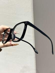 一副经典、永不过时的透明全框黑色塑料几何眼镜——休闲、时尚、百搭。 - A - 查看 3