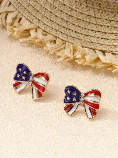 一对美国国旗蝴蝶结耳环，饰有水钻，百搭爱国配饰，适合独立日、派对、毕业礼物等场合。
