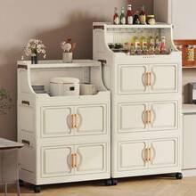 Un elegante armario con un acabado mate blanco y tiradores de piel sintética que ofrece un almacenamiento discreto para el salón, el dormitorio o el pasillo. Una solución de almacenamiento moderna para salones o dormitorios: el armario plegable de 37 cm sirve como aparador, estantería o mueble de almacenamiento. - Blanco - Ver 1