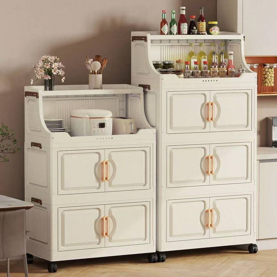 Un elegante armario con un acabado mate blanco y tiradores de piel sintética que ofrece un almacenamiento discreto para el salón, el dormitorio o el pasillo. Una solución de almacenamiento moderna para salones o dormitorios: el armario plegable de 37 cm sirve como aparador, estantería o mueble de almacenamiento. - Blanco - Ver 1