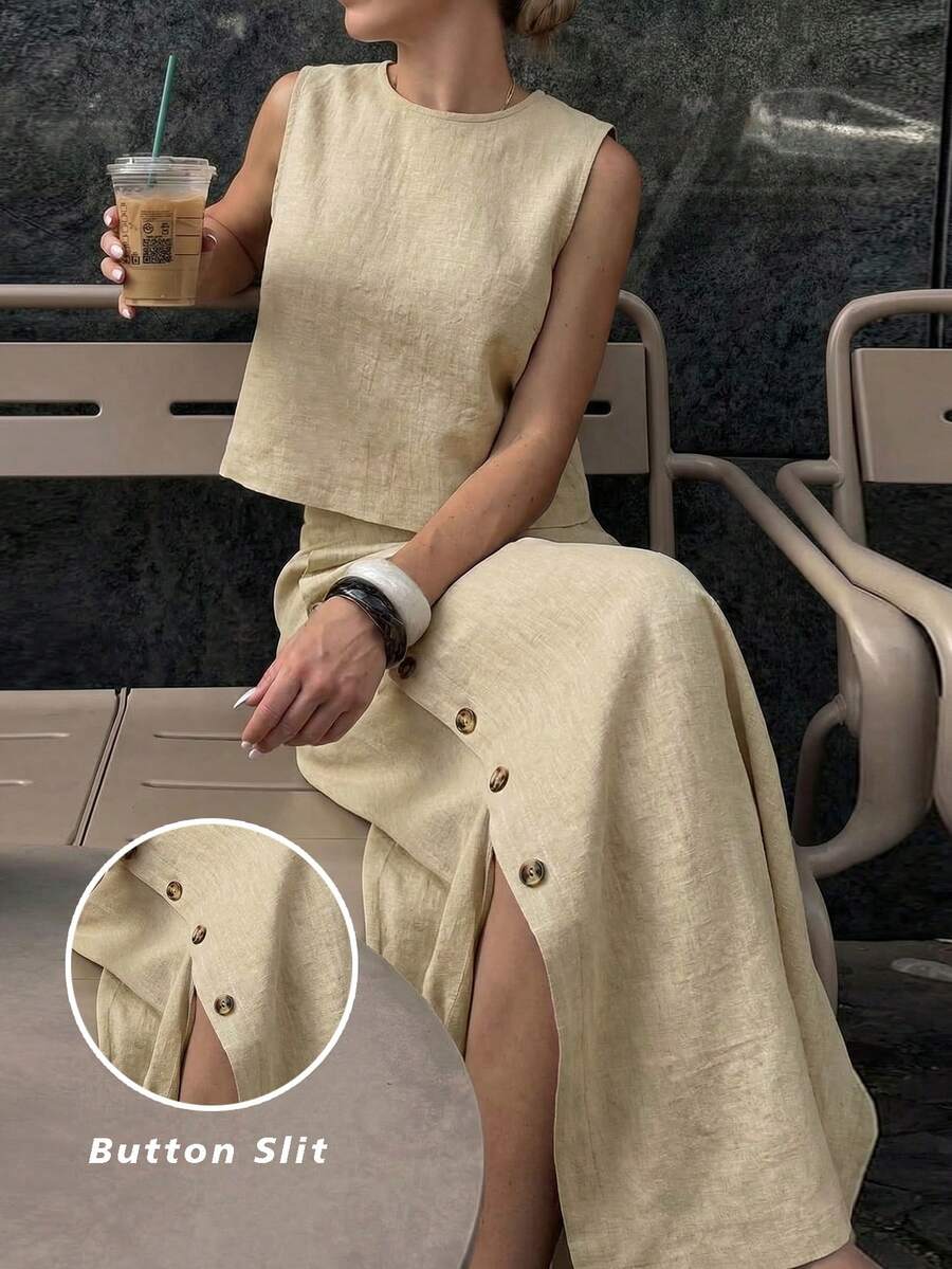 Bộ đồ 2 món gồm áo croptop không tay chất liệu giả vải lanh màu kaki và chân váy xẻ tà đính cúc, phong cách thường ngày thoải mái, tối giản nhưng thanh lịch, phù hợp cho những buổi hẹn hò và kỳ nghỉ hè. - Màu Khaki - Xem 1