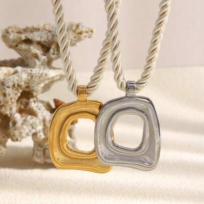 1件欧美INS风时尚小众项链，18K镀金不锈钢镂空方形吊坠项链，适合日常、度假、派对、送礼。