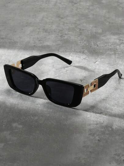 Một cặp kính thời trang với hình dáng hình học, gọng nhựa kiểu retro, có càng kính điều chỉnh được. Thích hợp cho du lịch ngoài trời, kiểu dáng trang trí thời trang, phù hợp để trang trí nhà cửa. Phụ kiện đi biển, phù hợp cho nữ giới. Thích hợp để phối với trang phục thời trang mùa thu và mùa đông. Quà tặng công sở thường ngày.