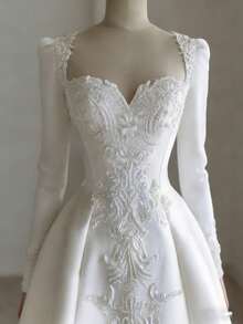 Elegant Sweetheart A-Line Wedding Dress With Long Sleeves And Floral Appliqué In Satin – Sophisticated Floor-Length Bridal Gown Featuring A Flattering Heart-Shaped Neckline, Full-Length Fitted Sleeves, Intricate Floral Embellishments, And Lustrous Satin Silhouette, Perfect For Weddings, Christmas Galas, Halloween Balls, Formal Dances, Birthday Celebrations, And Special Evening Events. A Versatile Choice For Wedding Receptions, Holiday Parties, Anniversary Dinners, Luxury Getaways, Black-Tie Occasions, Cocktail Gatherings, Bridal Showers, Wedding Guest Attire, Graduation Formals, Homecoming Events, And As A Modern Bridesmaid Or Festive Evening Gown. - 白色 - 查看 2