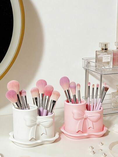 Soporte y caja de almacenamiento para brochas de maquillaje con forma de lazo irregular, diseñado especialmente para cosméticos y brochas de maquillaje. Es un elemento decorativo interesante y perfecto adecuado para la mesa de maquillaje de una chica.