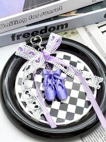 1 Móc khóa hình giày ba lê dễ thương - Phụ kiện túi xách nơ ren dành cho nữ, giày ba lê mini bằng satin với nơ ren lãng mạn và dải ruy băng mềm mại, hoàn hảo để thêm nét mềm mại, nữ tính cho túi xách, ba lô hoặc bộ chìa khóa của bạn. - Nhiều màu - Xem 10