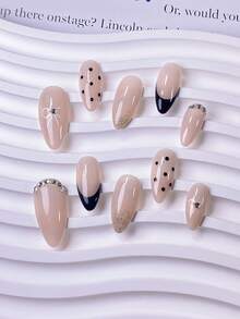 10片手工制作杏仁形黑色假指甲，法式尖头设计，黑色波点，渐变闪粉，白色钻石点缀，手绘白色蝴蝶结。简约多用途设计，时尚奢华高端质感。易于佩戴和卸除，方便打造各种美甲造型。 - 黑色 - 查看 4