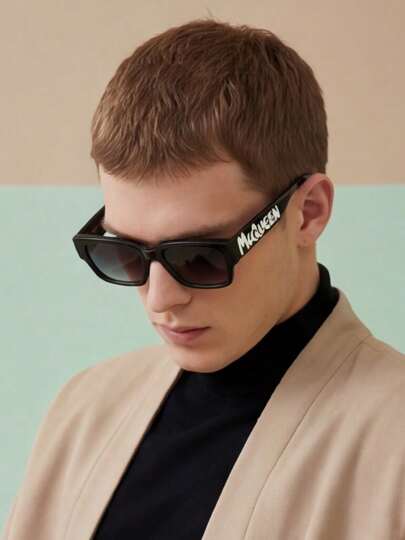 Alexander McQueen 一副女士时尚眼镜，方形金属镜框（男女通用），适合情侣、旅行、秋季搭配、校园风、自驾、拍照和聚会。一份很棒的礼物