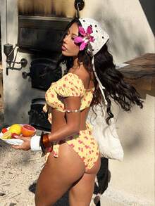 这款可爱女士碎花可调节露背三角比基尼上衣和高衩比基尼泳裤套装，时尚、可爱、性感，适合海滩、游艇派对、度假胜地等夏季穿着。 - 彩色 - 查看 3