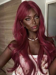 这款28英寸长的合成假发，拥有自然波浪卷发造型，并采用迷人的酒红色。中分设计，由耐热纤维制成，经久耐用。这款假发非常适合日常佩戴，也适合派对、角色扮演和聚会等场合，能够打造自然逼真的效果，是送给女性的理想礼物。 - 酒紅色 - 查看 4