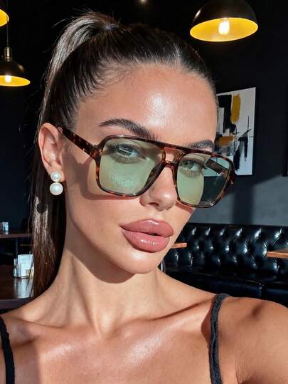 一副飞行员款豹纹绿色时尚眼镜，适合钓鱼、运动、度假、旅行、驾驶、街头、海滩、户外活动、高尔夫、节日、郊游、徒步旅行、街头风格配饰、派对等场合。