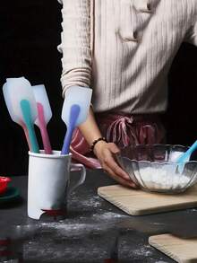 5件套优质硅胶铲套装 - 1个蓝色、1个粉色、1个紫色、1个浅粉色、1个深粉色 - 不粘锅，耐热，适用于烹饪和烘焙，通过FDA认证，可用洗碗机清洗 - 适合家庭厨师和烘焙爱好者 - 日常使用和送礼皆宜 - 彩色 - 查看 6