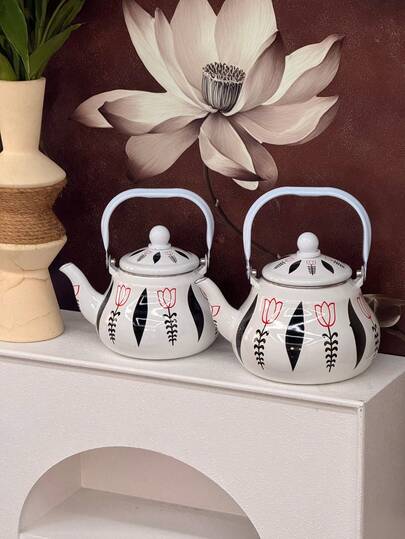 إبريق قهوة بتصميم نرويجي بسيط وأنيق ذو نمط هندسي على شكل زهرة الزنبق، قاعدة بيضاء كالحليب، جسم بشكل اسطواني مستدير، مقبض خفيف مقاوم للحرق، توصيل حراري سريع، سعة تخزين مياه كبيرة، مطلي بالمينا بنقش زهرة الزنبق، مثالي لتحضير الضيافة في المناسبات والأعياد، وتحضير الشاي الصباحي للعائلة، والطهي اليومي في المطبخ