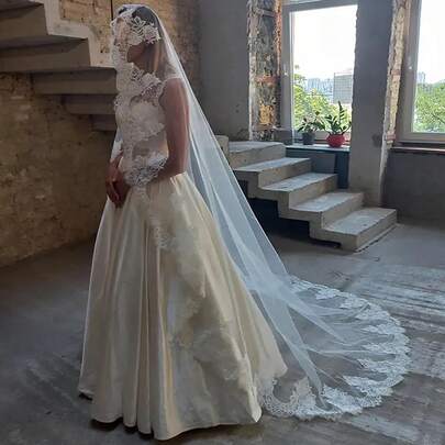 1件装新娘头纱，带发梳，奢华蕾丝边头纱，长度250厘米，适合教堂、草坪、户外婚礼、演出、派对等场合，拖地婚纱配饰