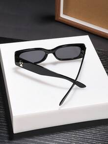 1 buah Kacamata Fashion Pria, Bingkai Hitam Minimalis dengan Dekorasi Emas, Bingkai Bahan PC Ringan, Gaya Persegi Panjang Sempit Retro, Cocok untuk Pemakaian Sehari-hari, Liburan, Fotografi Jalanan, Dilengkapi dengan Kotak Kacamata - MultiWarna - View 5