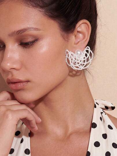 一对手工白米粒珍珠编织耳环，精致法式风格珍珠耳环，适合女性佩戴，也适合度假和通勤。