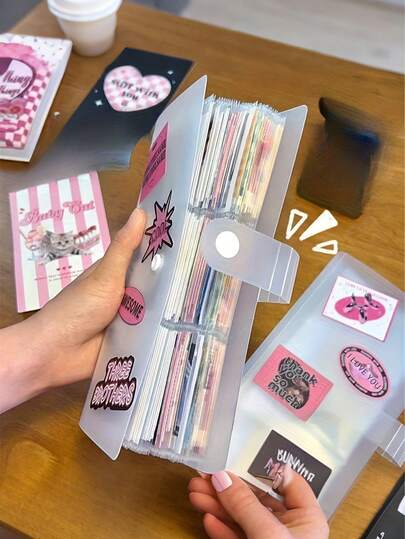 1本超大相册，每本可容纳84张照片，经久耐用且便于携带，可用于存放明信片、电影票等，是完美的旅行纪念册，透明塑料长方形设计，适用于各种节日场合。