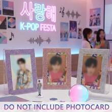 Soporte de exhibición de tarjetas decorado con brillo y cristales de estilo K-Pop, Soporte de acrílico para tarjetas fotográficas de K-Pop, Marco de fotos de escritorio para colección y almacenamiento de tarjetas K-Pop, Organizador de almacenamiento y exhibición de tarjetas K-Pop, Adecuado para regalos de ídolos, colecciones de juegos de cartas, reuniones y eventos de fanáticos, juegos y actividades de fiestas familiares y de amigos, celebraciones navideñas. - Expositor de diamantes de imitación - Ver 5