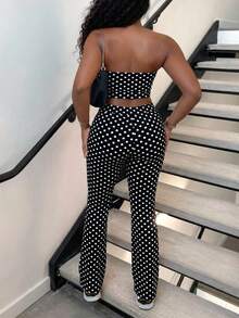 Bộ 2 món gồm áo crop top chấm bi Y2K và quần ống rộng cạp cao có dây rút, thích hợp cho các buổi đi chơi hàng ngày, tụ họp bạn bè và những dịp thời trang gợi cảm. Màu đen. - màu đen - Xem 5