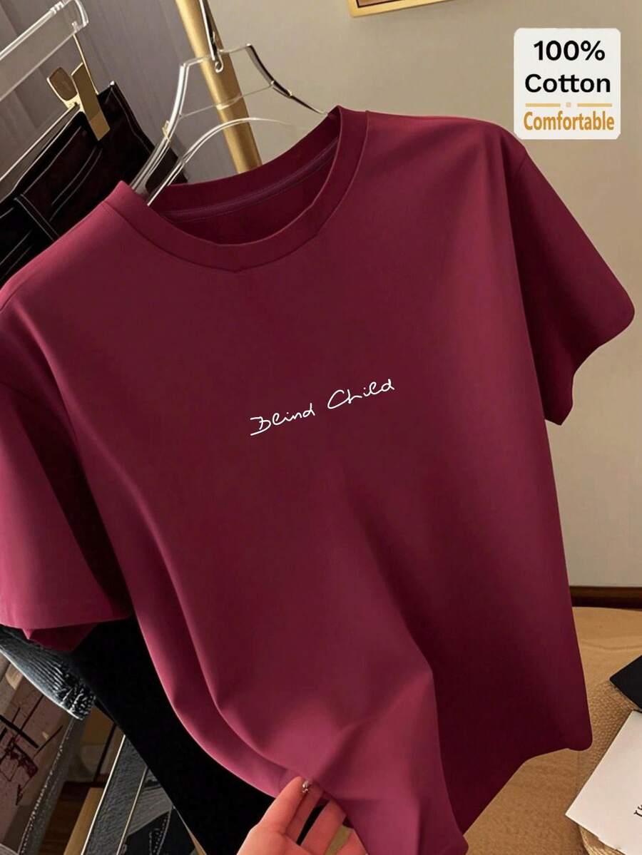 酒红色短袖中长款T恤，印有英文图案，时尚休闲夏季款
