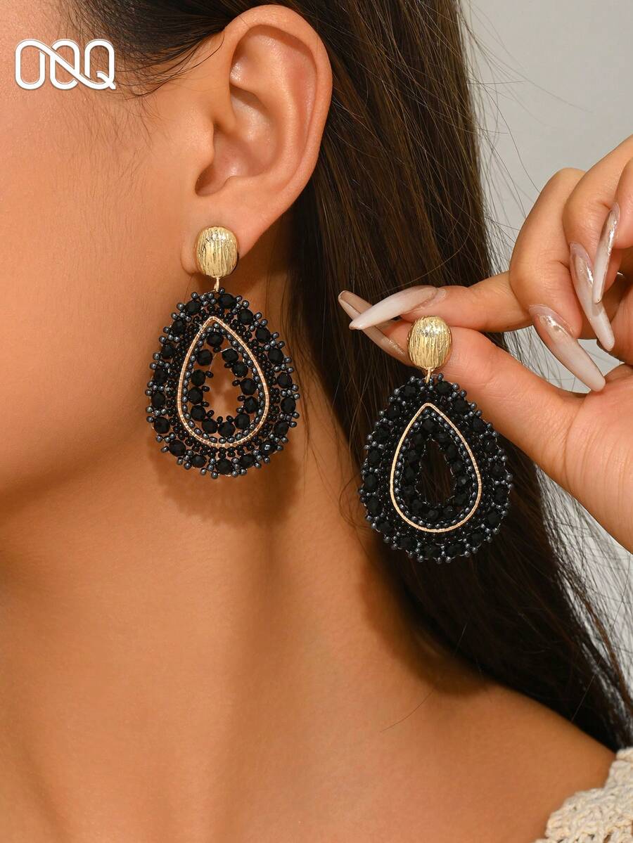 一对手工波西米亚风玻璃珠水滴耳环，简约时尚小众几何耳环，适合女性日常、度假、派对、情人节、母亲节、婚礼季、音乐节等场合佩戴（手工串珠颜色和数量随机排列） - 黑色 - 查看 1