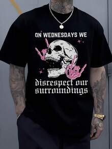 Calavera con gesto desafiante rodeada de manos rosadas simbolizando irreverencia y actitud audaz frente al mundo mostrando energía rebelde y fuerza interior perfecta para quienes buscan destacar con personalidad camiseta de hombre casual moderna cómoda para uso diario y momentos urbanos - Negro - Ver 8