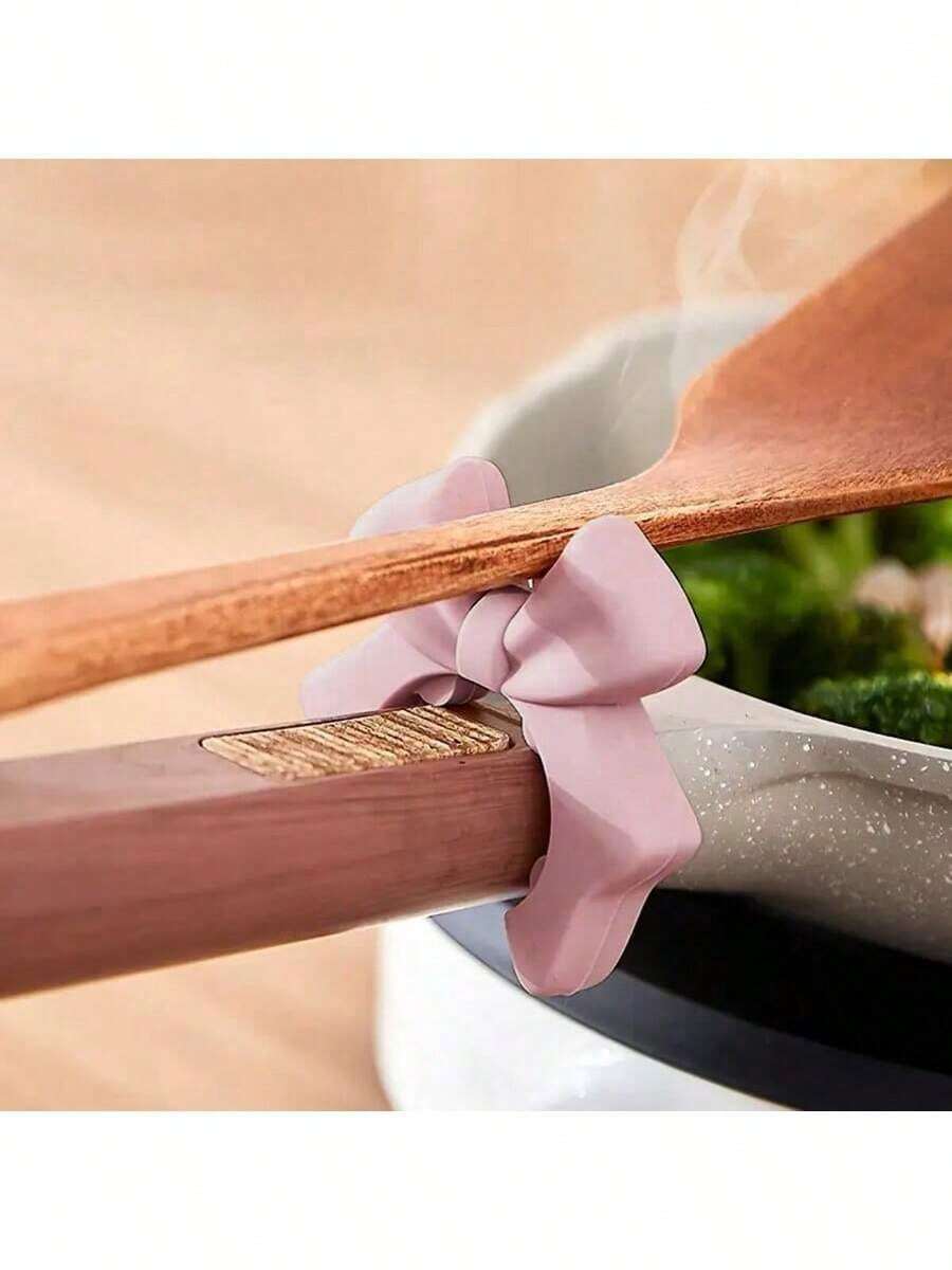 1个创意简约蝴蝶造型硅胶隔热垫，防溢防烫勺托，实用厨房用品，适合新年、情人节、母亲节、毕业季、开学季等场合。