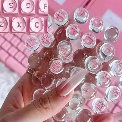 26/32颗透明水晶半球形键帽，适合手指较长的人士打字，设计旨在提供轻松打字体验，同时保持光滑如指甲般的外观。兼容QWERTY键盘，适用于PC/笔记本电脑。一款可爱的DIY打字辅助工具，适合电脑和猫咪爱好者、键盘游戏玩家、趣味键盘爱好者以及键盘和平板电脑保护套用户。