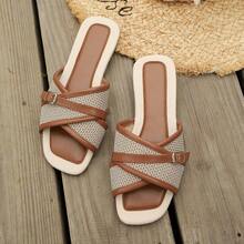 女士简约夏季编织交叉绑带拖鞋，新款金属扣平底凉鞋，百搭沙滩凉鞋 - 棕色 - 查看 9