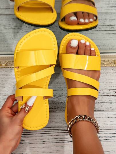 Women's Spring & Summer Fashion Flat Sandals, Cute Beach Slippers, Black Minimalist Gold Solid Color, Yellow Slippers, European And American Leather Slippers