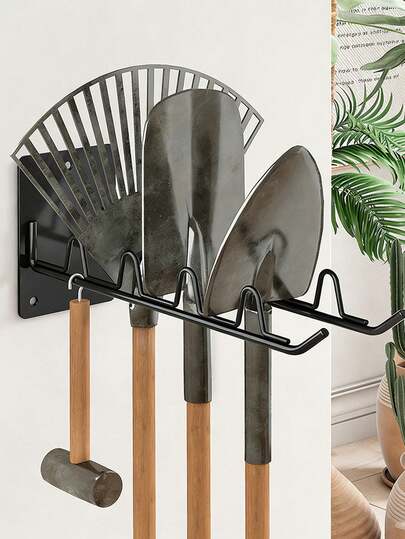 1个现代壁挂式碳钢园艺工具架，重型车库工具收纳架，带多个插槽和挂钩，防锈防刮，时尚哑光黑设计，是现代花园、车库、棚屋装饰的理想之选，可存放长柄工具和小工具（黑色）