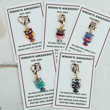 12个卡通猫头鹰钥匙扣套装，适合装饰手提包、背包和汽车。是生日、婚礼、教师节、毕业典礼、派对礼物和猫头鹰主题配饰的理想之选。附赠一张精美贺卡。 - 彩色 - 查看 5