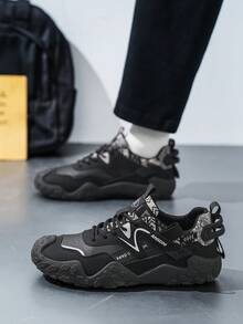 Giày thể thao nam casual, năng động, với phần gót in họa tiết và thiết kế quai đan chéo trên thân giày, mang đến phong cách thể thao năng động, tươi mới và nhiều lớp cho đô thị. - màu đen - Xem 12