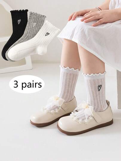 3双装女童春夏蕾丝刺绣爱心网眼中筒袜，简约百搭透气可爱休闲袜，适合日常穿着、学生和运动。